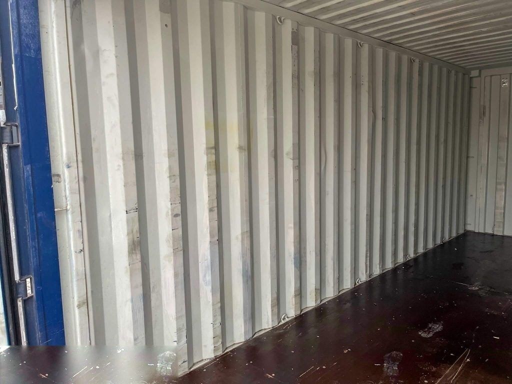 20′ Shipping Container for Pick-Up in Prague – In Stock – Photo 6